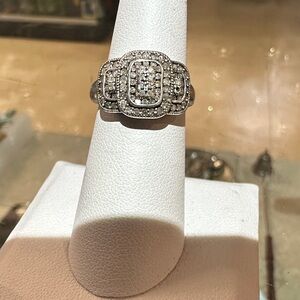 391551 - Silver And Diamond Ring(missing 1 Diamond)